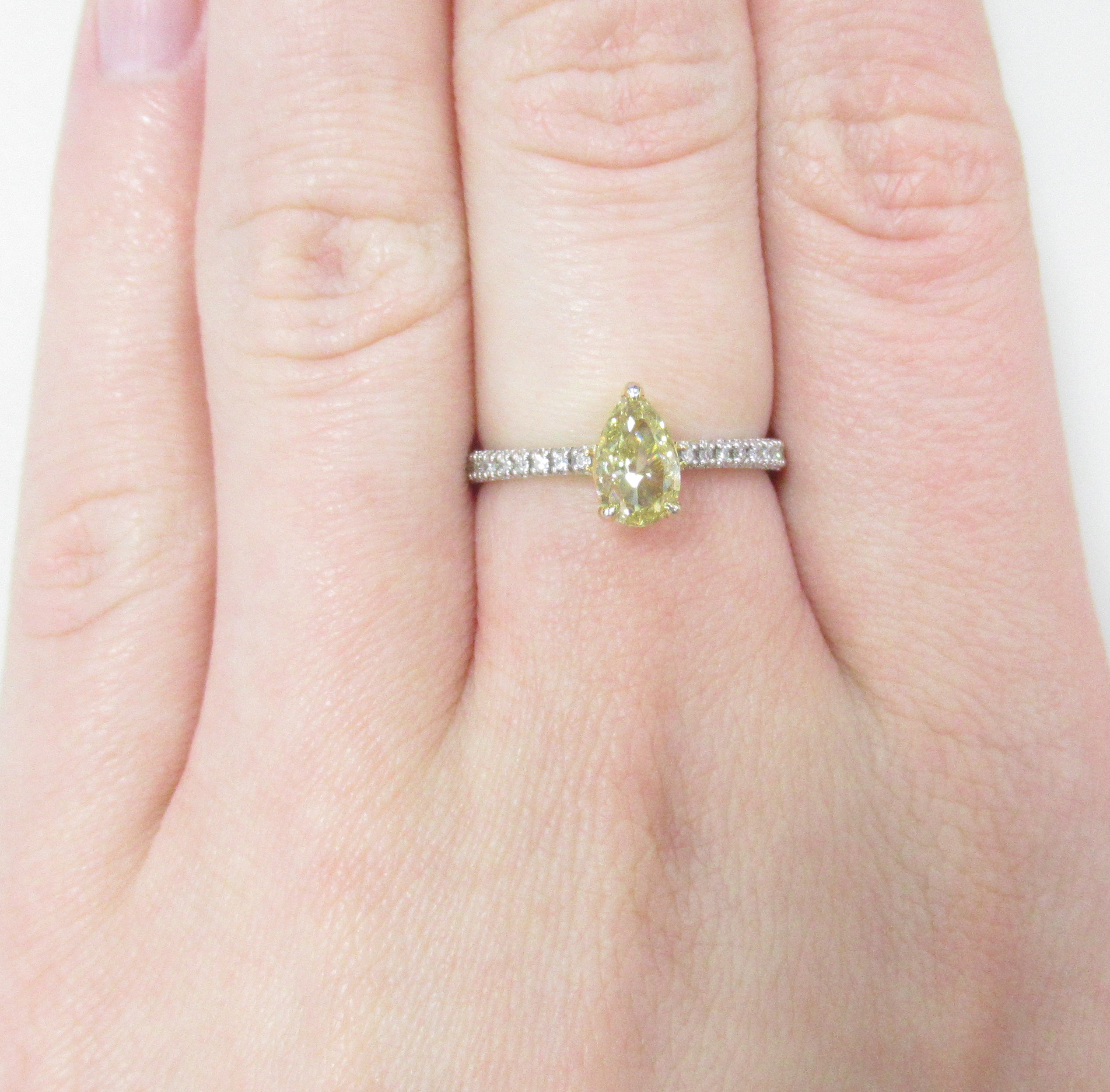 Кольцо из белого золота с бриллиантом Fancy Yellow
